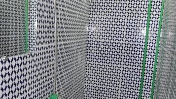 Een douche, een regendouche, gratis toiletartikelen, handdoeken