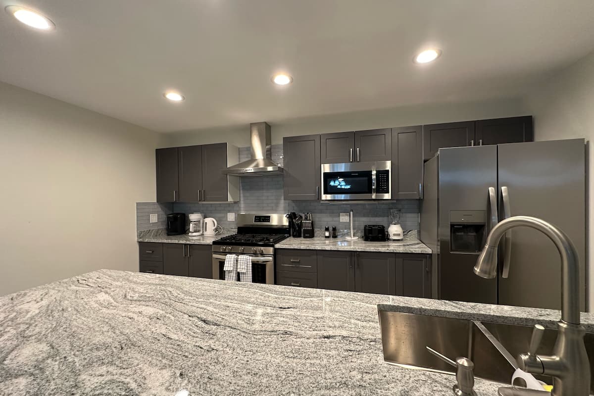 Casa familiare | Cucina privata | Frigorifero con congelatore, microonde, forno, piano cottura