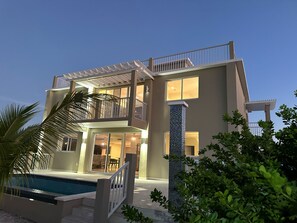 Premium bedding, in-room safe, individually decorated - Checkers Vacation Homes (Providenciales)
