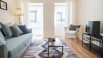 Departamento, 1 habitación | Sala de estar | Televisión de pantalla plana y juguetes