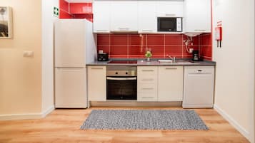 Refrigerador con congelador, microondas, horno y parrilla de estufa