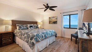 Room - Updated direct oceanfront 2/2 with a heated beachfront pool and beach access boardwalk (New Smyrna Beach)