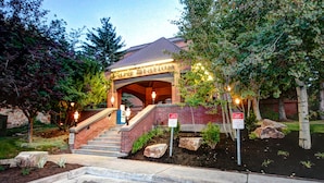 A park station with a brick archway, steps, and a sign indicating a 15-minute parking limit. - Managed by Park City Lodging-Deluxe Condo-Walking Distance to PC Mtn Town Lift (Park City)