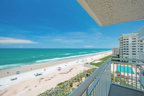 On the beach - Top-floor direct oceanfront 2/2 with a large balcony and a heated beachfront pool (New Smyrna Beach)