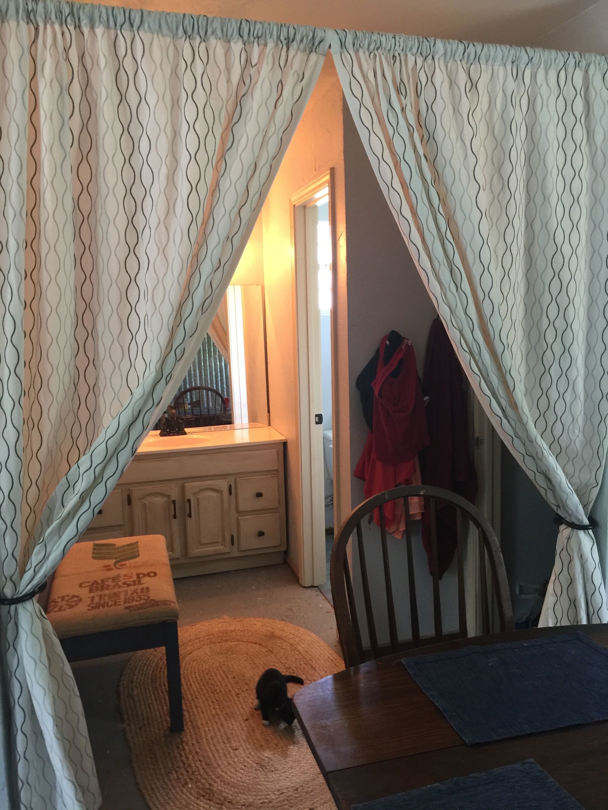 Tabla de planchar con plancha, wifi gratis y ropa de cama 