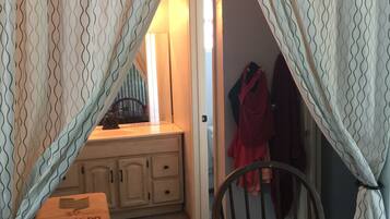 Iron/ironing board, free WiFi, bed sheets