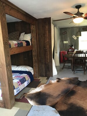 Fer et planche à repasser, Wi-Fi gratuit, draps fournis