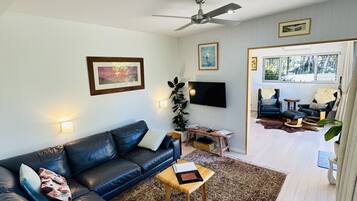 Een smart-tv, boeken en een stereo