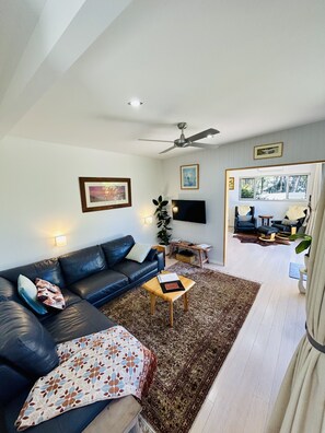 Smart-TV, bøker og stereoanlegg