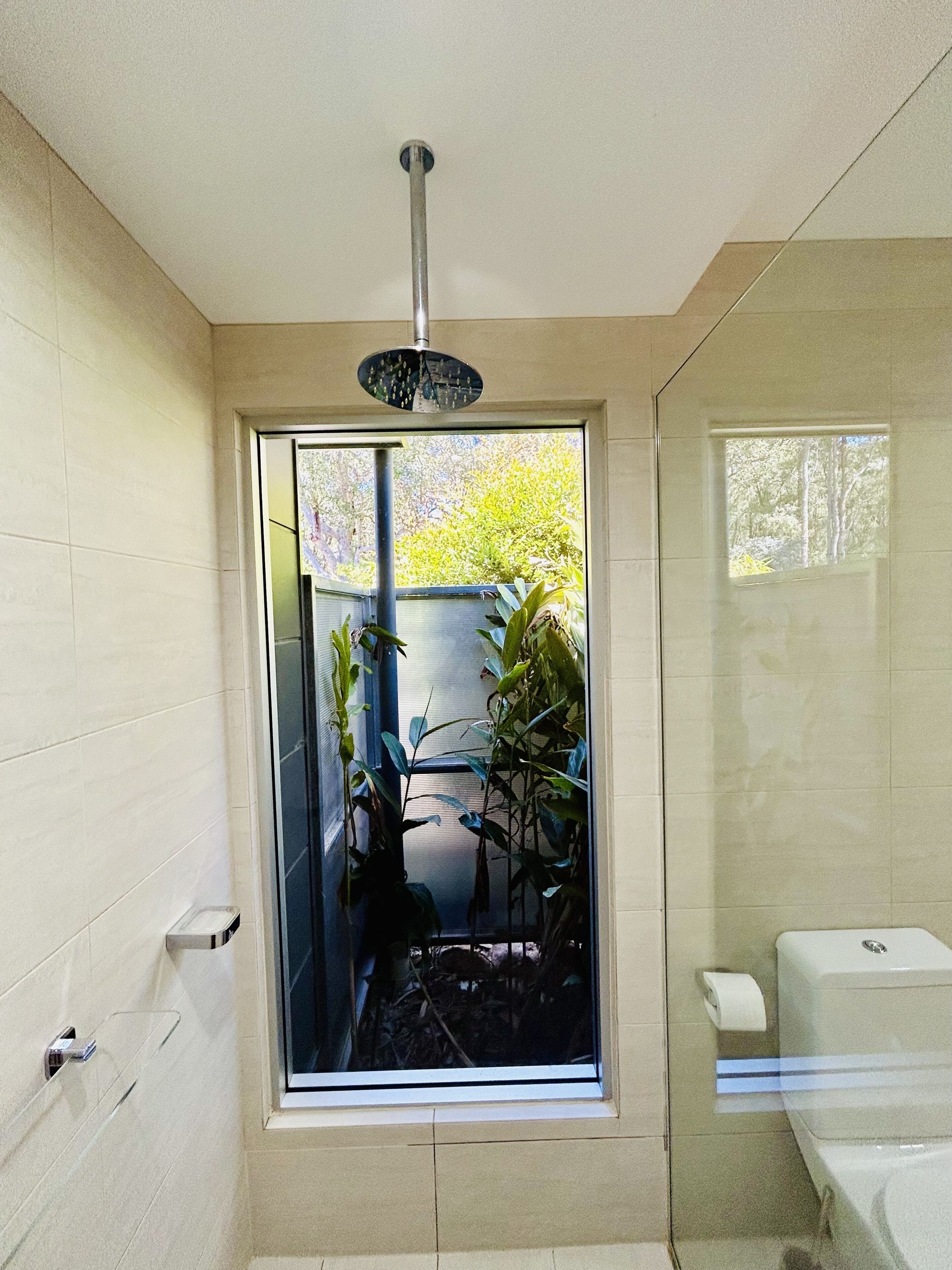 Douche, articles de toilette écologiques, sèche-cheveux