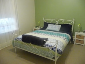 Two Queen Bedrooms - Country Bakehouse Accommodation (Spalding)
