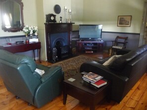 42-inch flat-screen TV with satellite channels, TV, DVD player - Country Bakehouse Accommodation (Spalding)