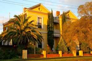 Front of property - Campbell St Lodge (Castlemaine)