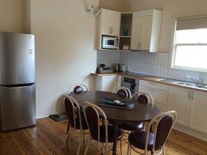 Top Floor Apartment | In-room dining - Campbell St Lodge (Castlemaine)