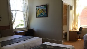 Familiekamer, Meerdere bedden | Luxe beddengoed, een bureau, een strijkplank/strijkijzer, gratis wifi