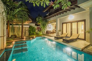 Hồ bơi ngoài trời 
