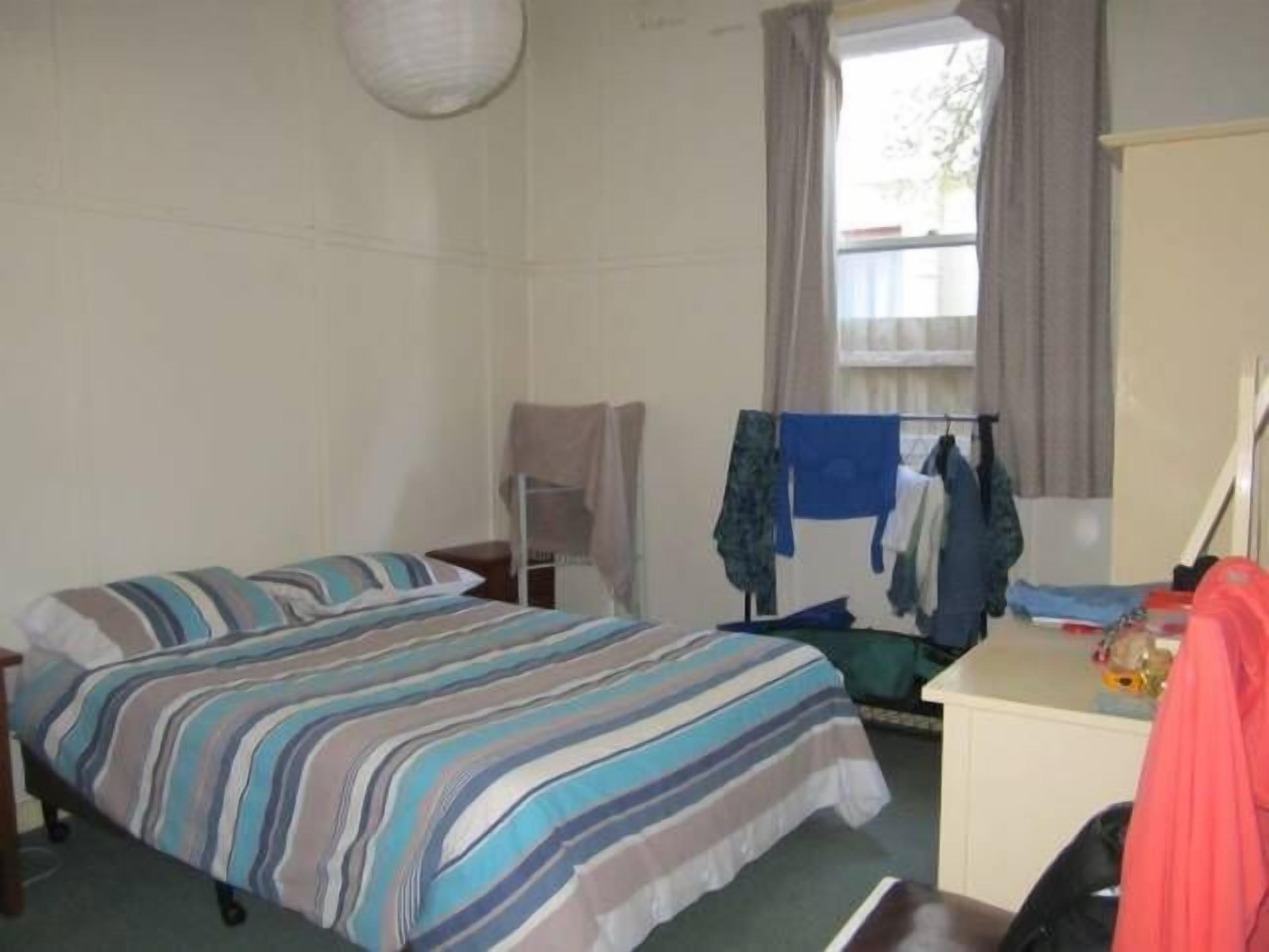 3 slaapkamers, een bureau, een strijkplank/strijkijzer, reisbedje