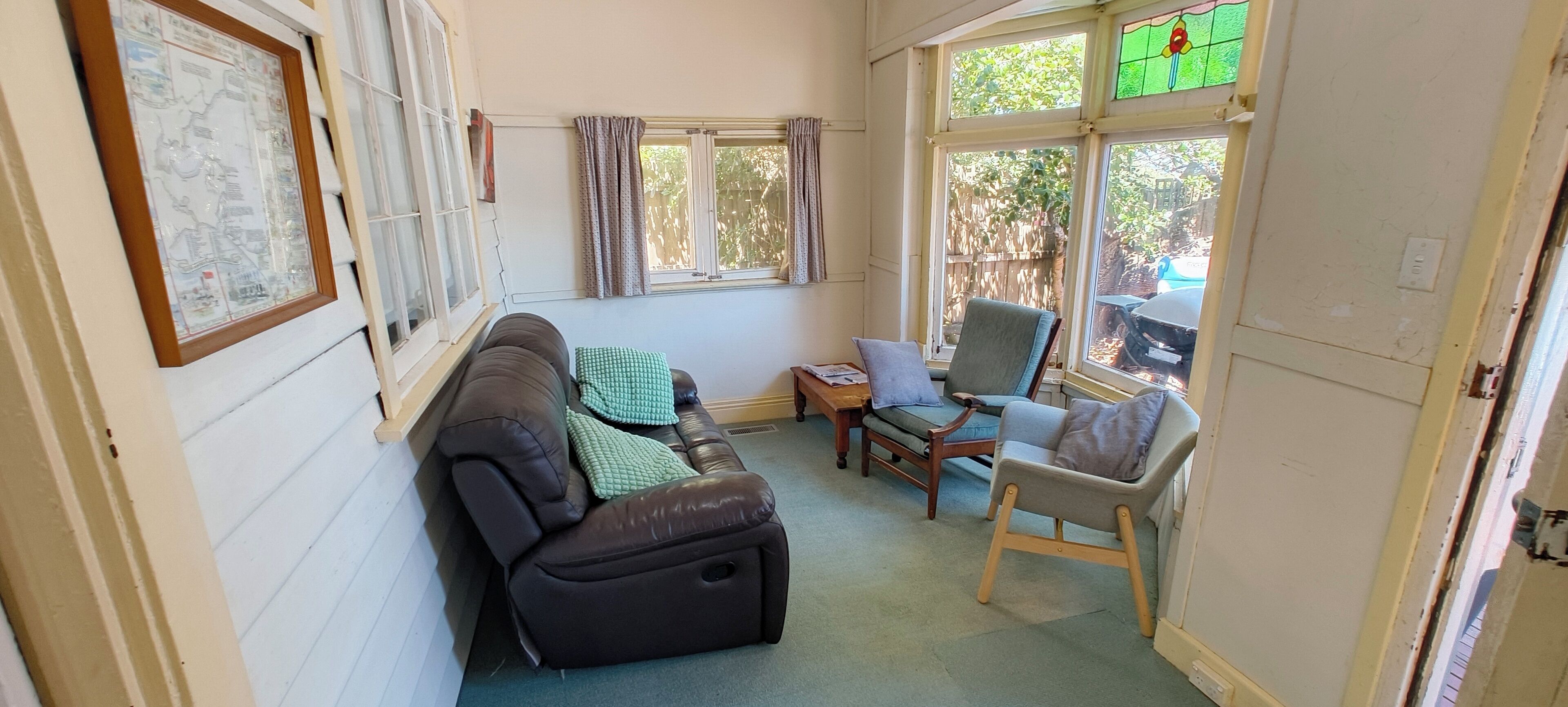 Télévision, lecteur de DVD, livres, chaîne hi-fi