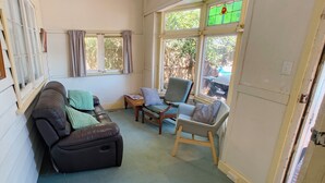 Una sala acogedora con sofá, sillón y una mesita.