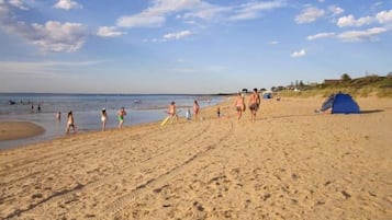 Sulla spiaggia, lettini da mare