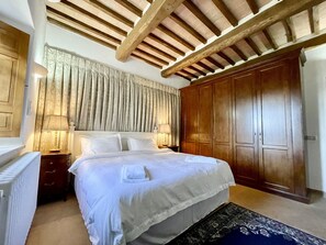 5 bedrooms, in-room safe, desk, iron/ironing board