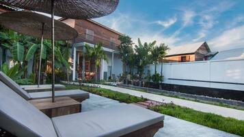 Hồ bơi ngoài trời