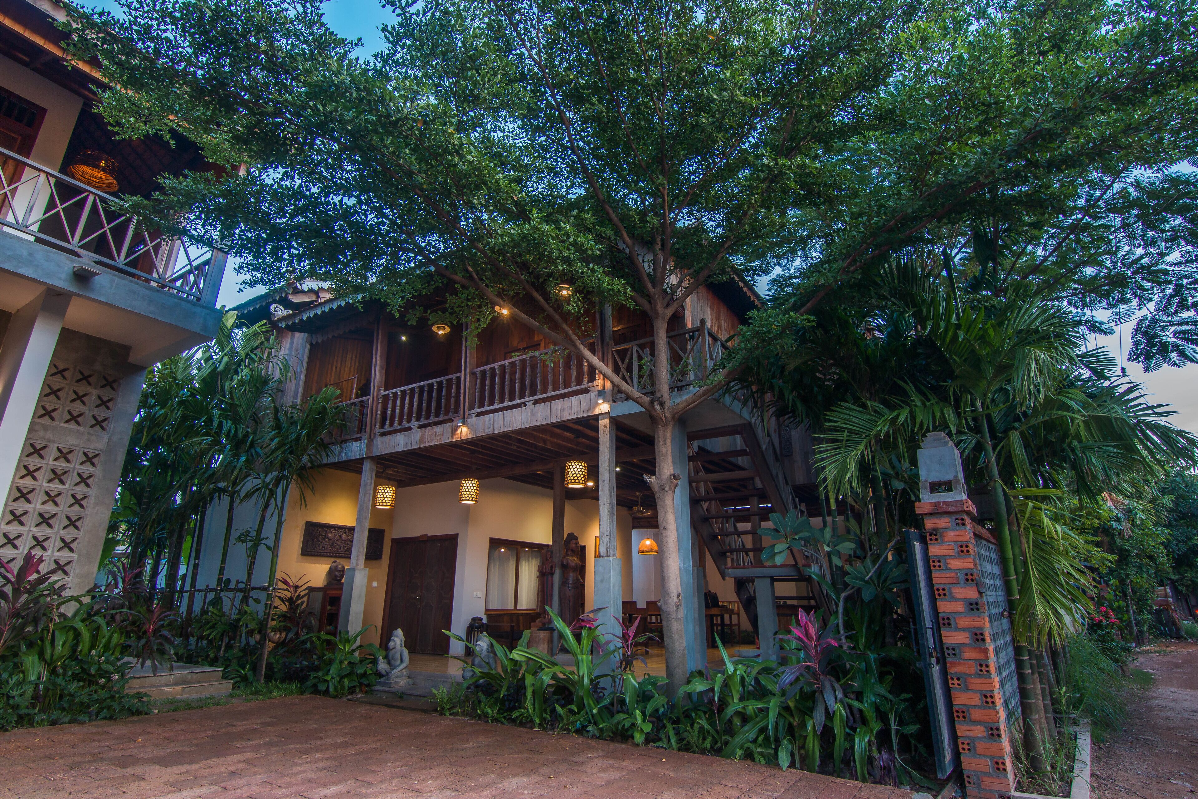 Bagian depan properti - sore/malam