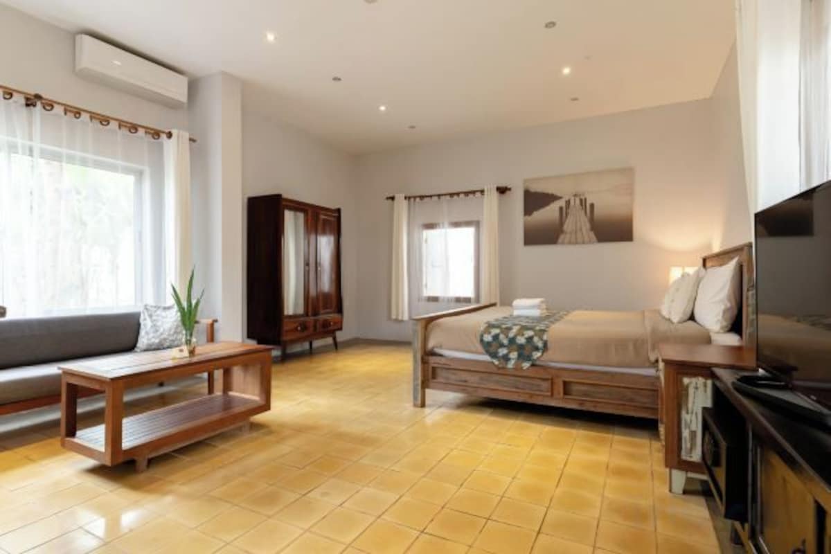Big Wooden Tropical Home Big Private Pool & Garden