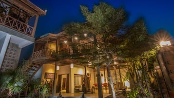 Overnatningsstedets facade – aften/nat