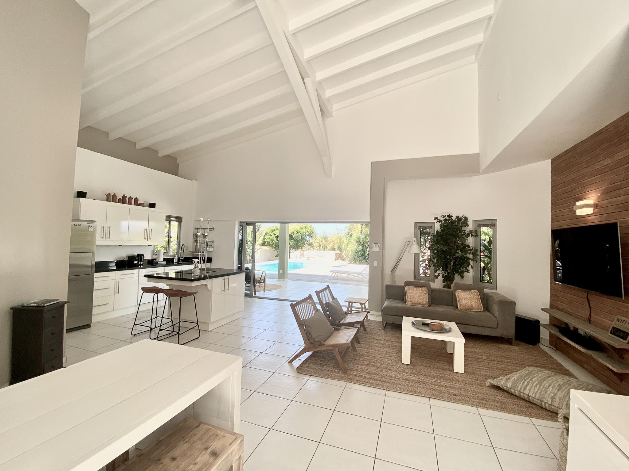 Smart TV, music library, stereo