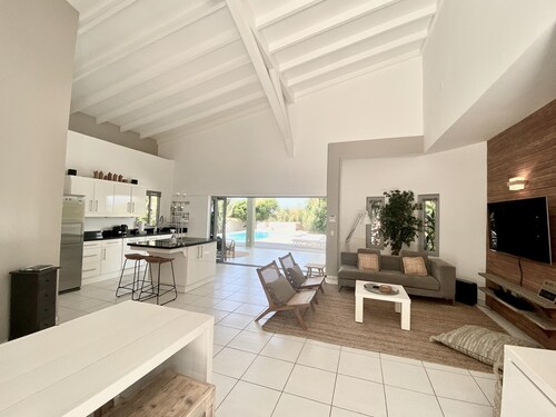 Moderne tropische villa met 3 slaapkamers, op loopafstand van het strand!