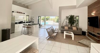 Modern tropical house with 3 bedrooms, close to the beach!