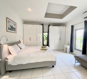 3 bedrooms, desk, iron/ironing board, travel cot