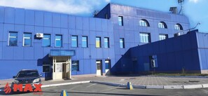 Vista frontal de la propiedad