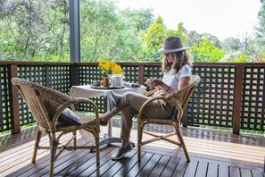 Outdoor dining - St Clair Cottage Peaceful romantic country getaway (Margaret River)