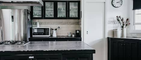 Réfrigérateur, four à micro-ondes, un four, surface de cuisson