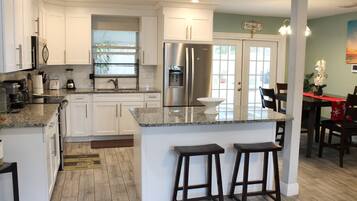 Frigorífic gran, microones, forn i placa de cuina