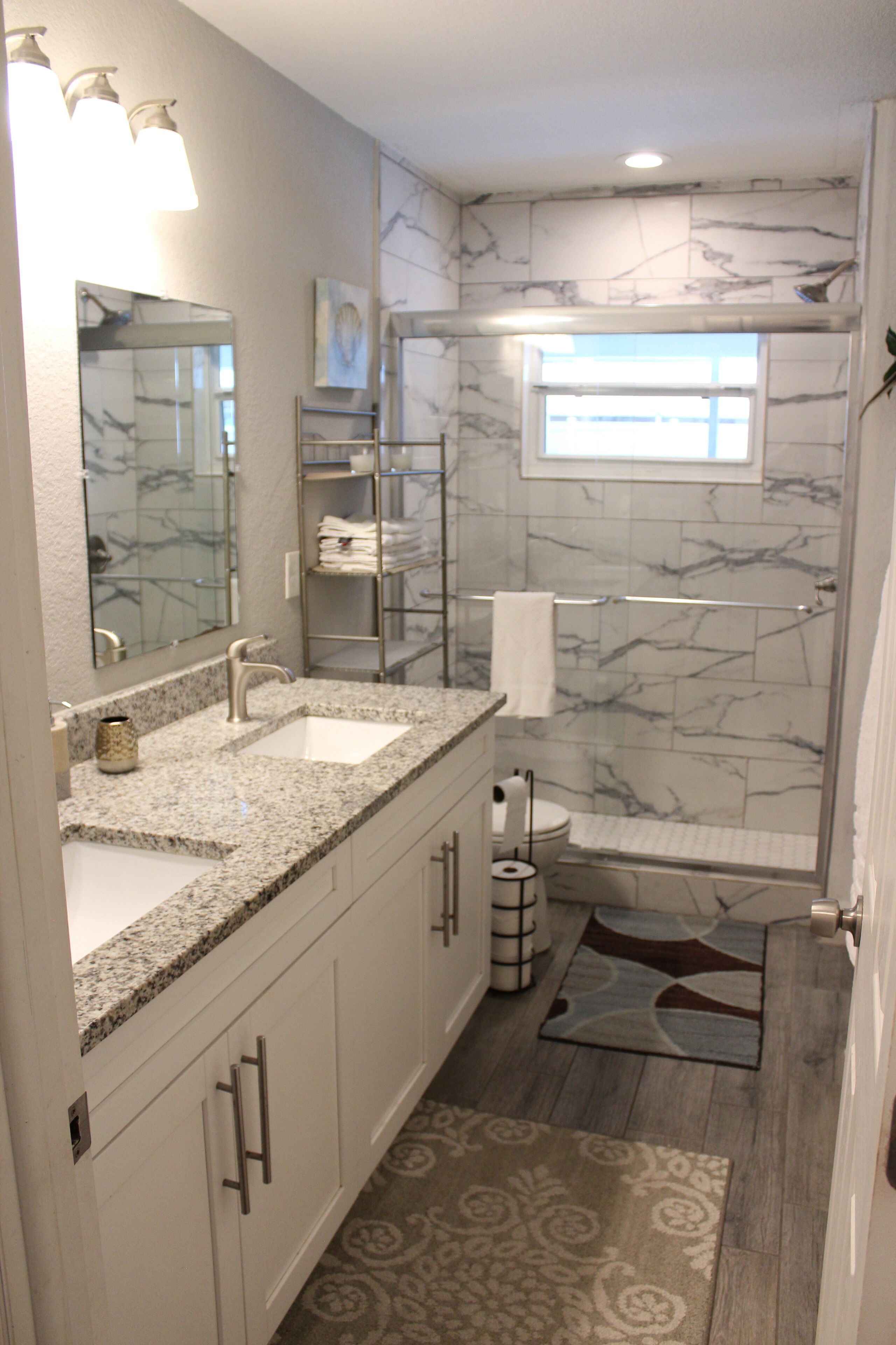 Combined shower/bathtub, hair dryer, towels, soap
