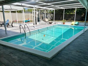 Una piscina al aire libre, una piscina climatizada