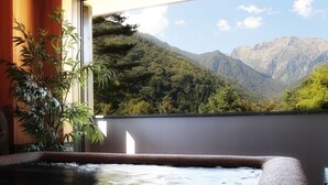 A hot tub with a mountain view. - Yado Kanzan (Minakami)