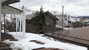 Ein Wohngebiet mit schneebedeckten Dächern und freiem Blick auf die Nachbarhäuser.
