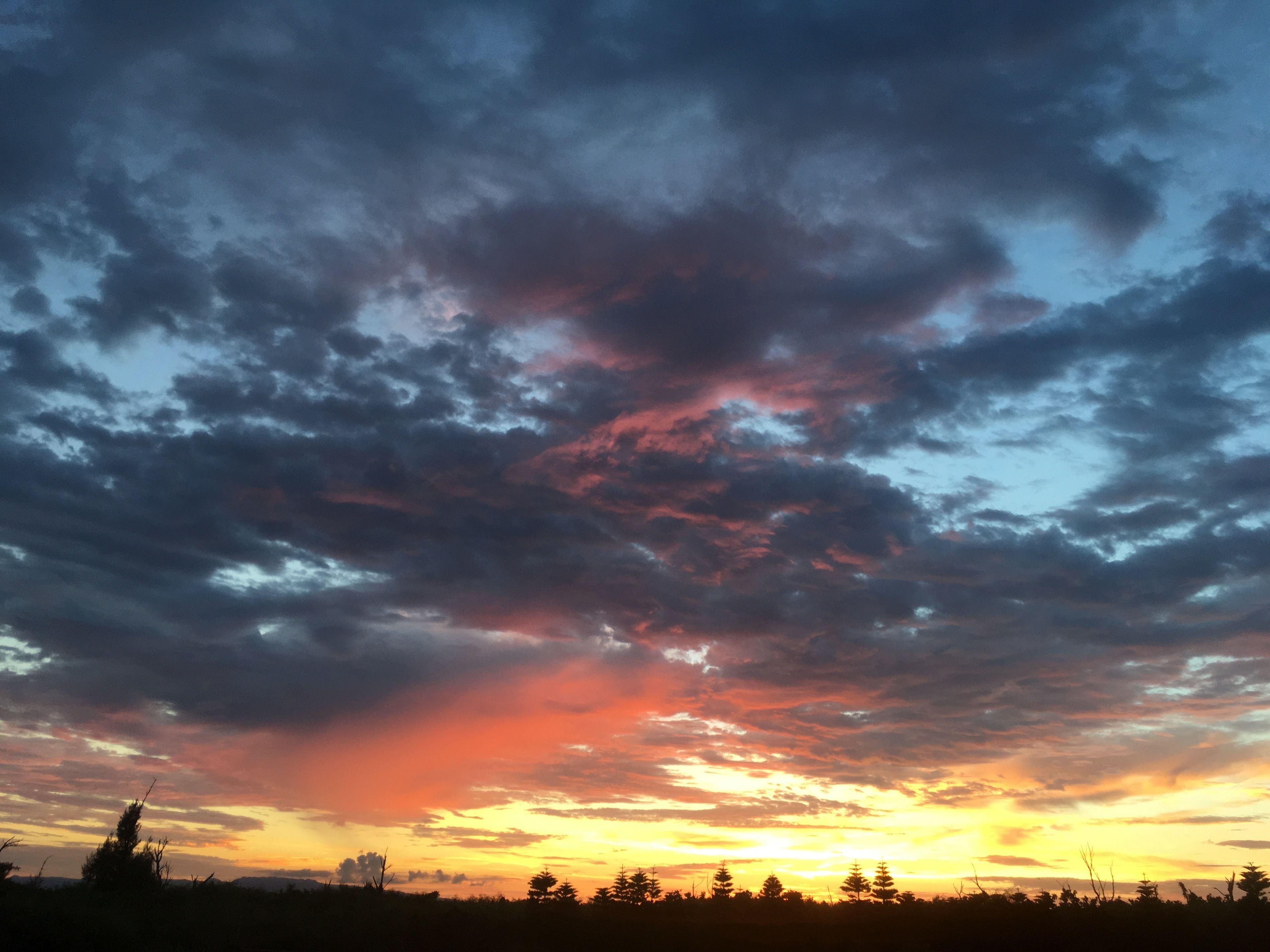 Un atardecer con un cielo dramático lleno de nubes.