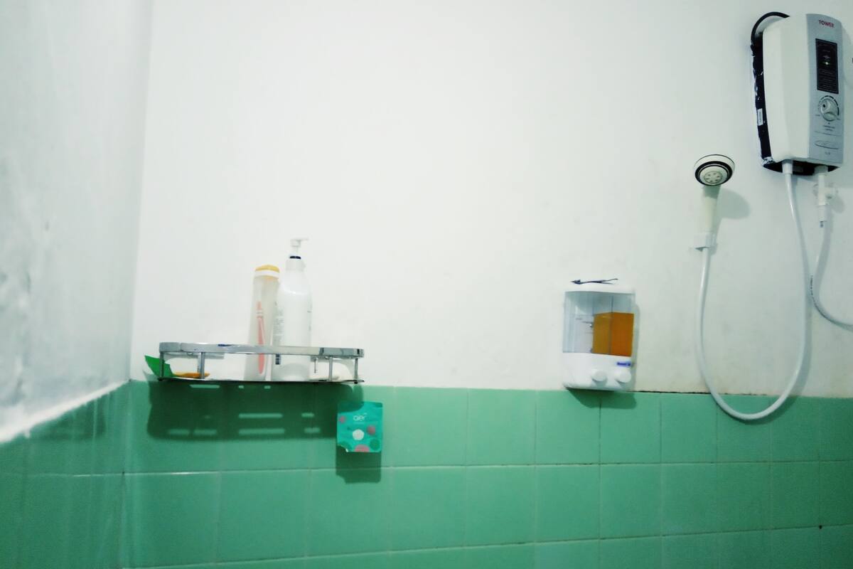 Shower, free toiletries, towels