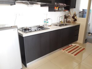 Kjøleskap, mikrobølgeovn, kokeplater og brødrister