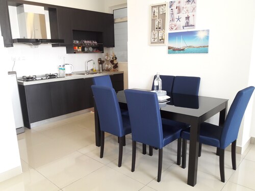 3BR2B Homestay with pool view, 2 Free parking,Free Gym Access