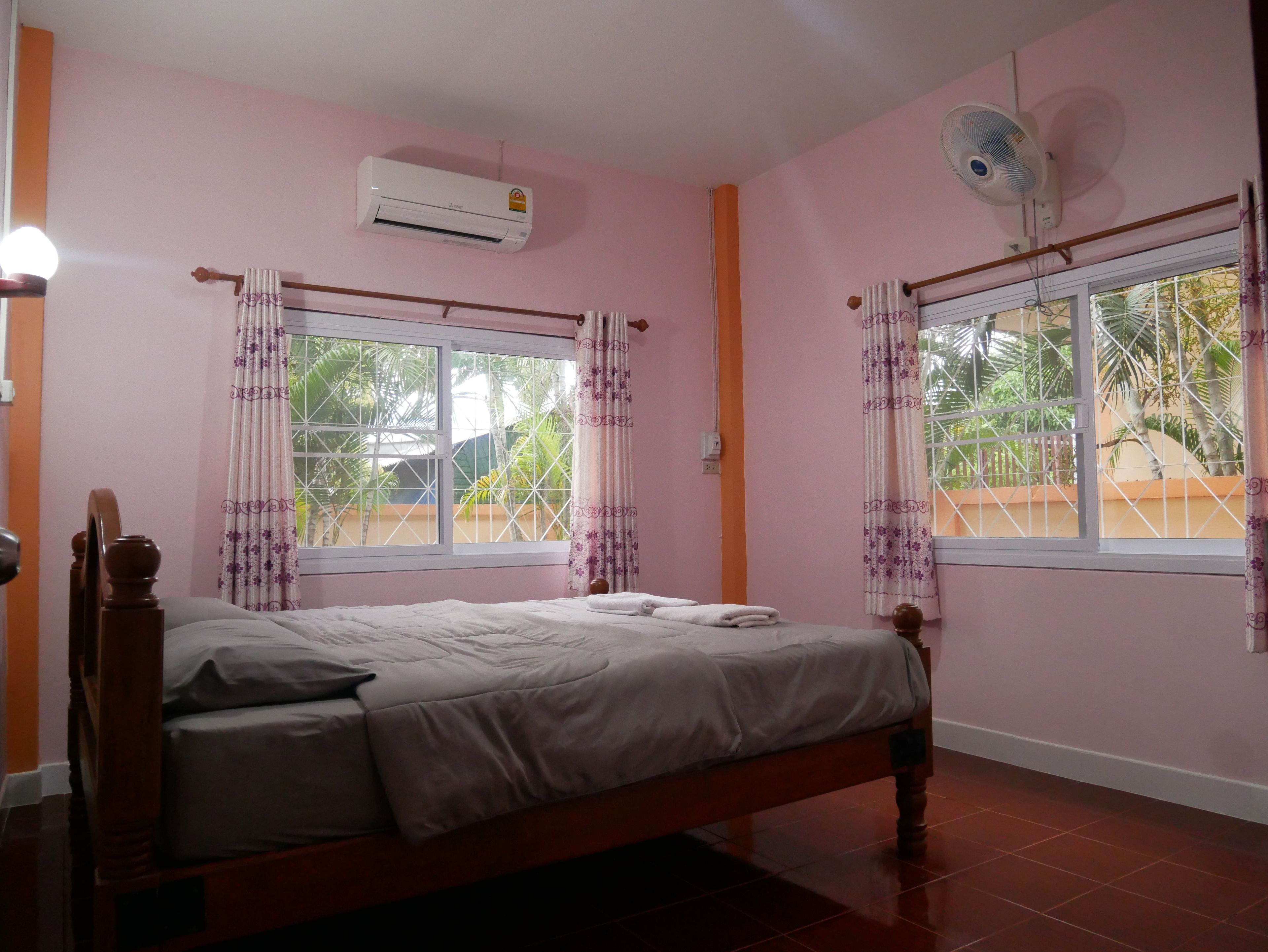 Family Room | Desk, free WiFi