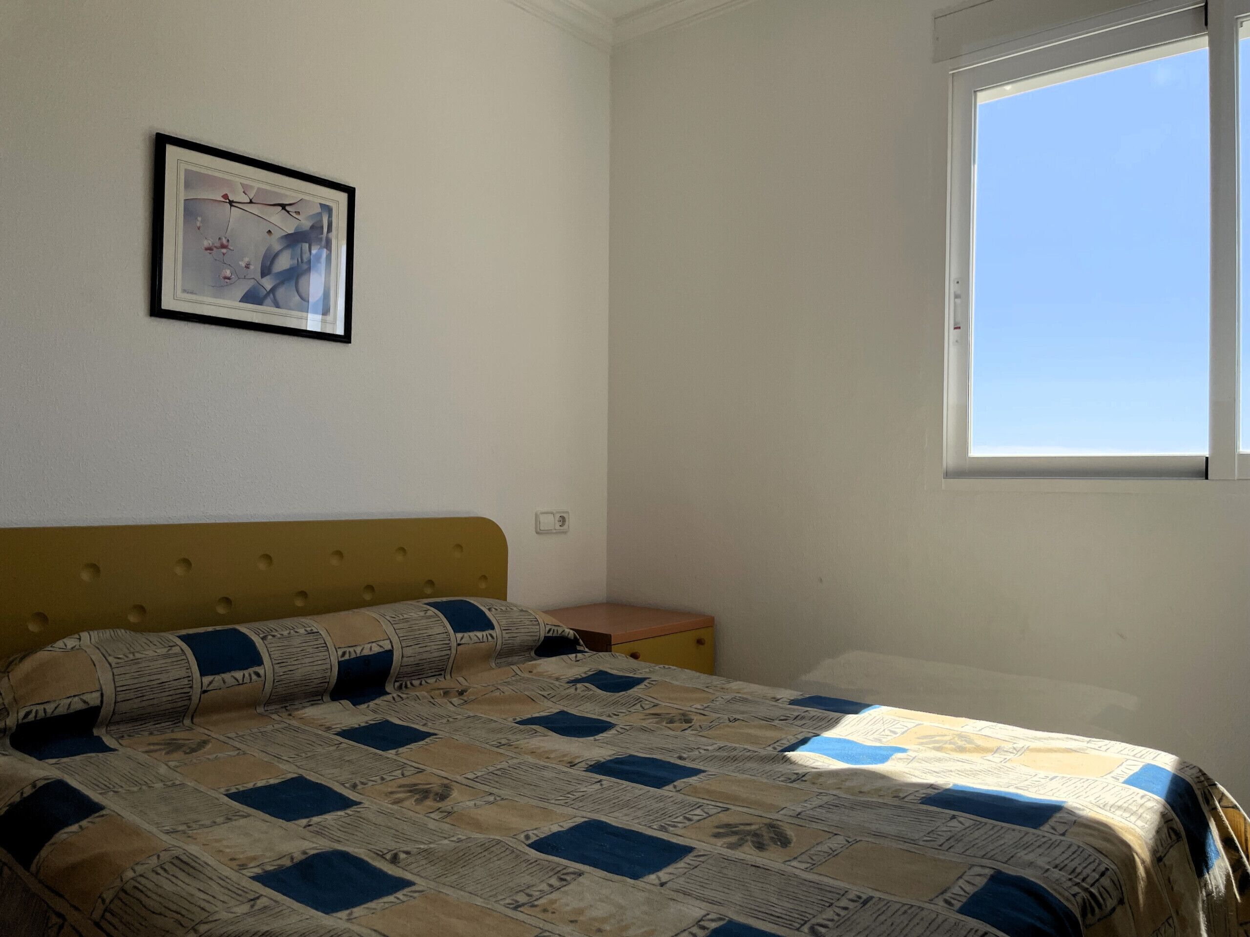 2 habitaciones, tabla de planchar con plancha y ropa de cama 