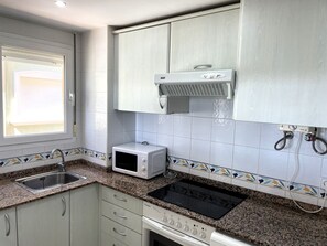 Een koelkast, een microgolfoven, een oven