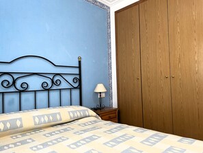 2 bedrooms, iron/ironing board, bed sheets