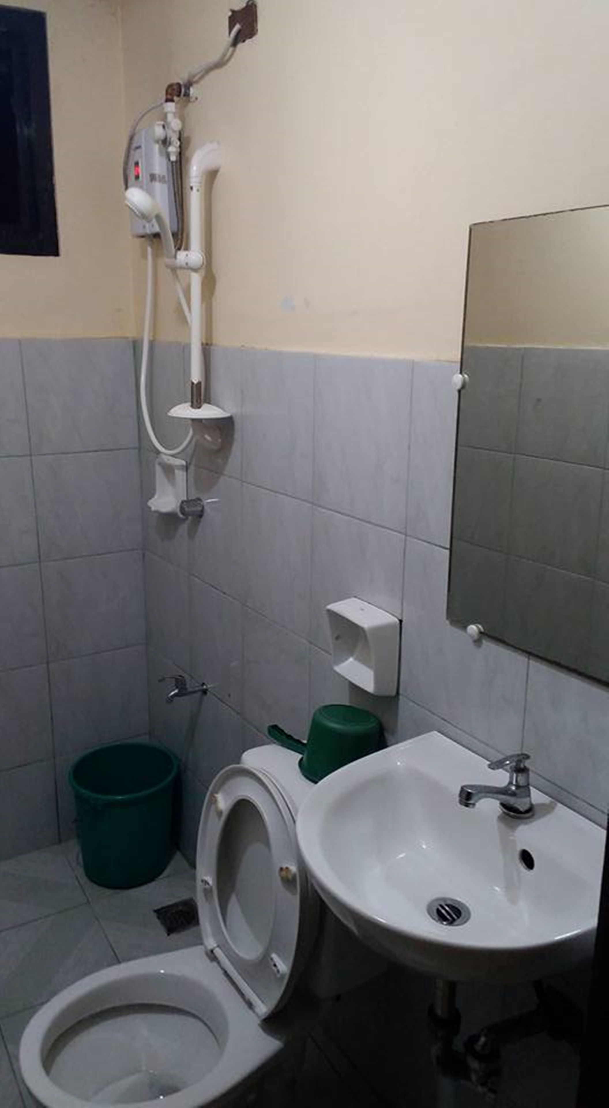 Un baño pequeño con inodoro, bidé, lavamanos y espejo.